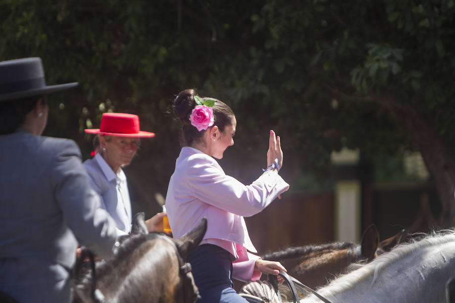 Caballistas y mujeres de flamenca se han paseado este lunes por el real del Cortijo de Torres.