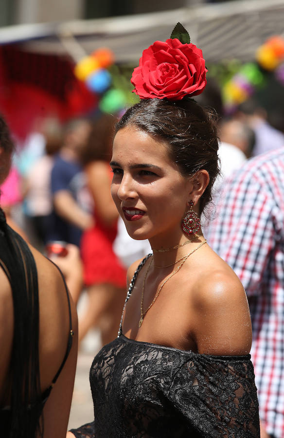Malagueños y visitantes siguen disfrutando de la feria de día en el Centro de Málaga.