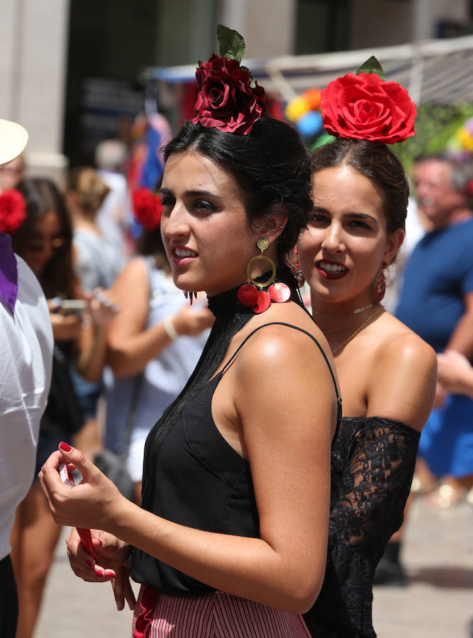 Malagueños y visitantes siguen disfrutando de la feria de día en el Centro de Málaga.