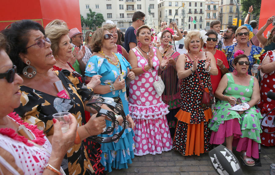 Malagueños y visitantes siguen disfrutando de la feria de día en el Centro de Málaga.