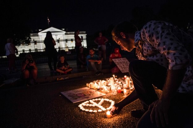 Velas encendidas frente a la Casa Blanca, formando el símbolo de la paz, recuerdan los sucesos de Charlottesville. :: ZACH GIBSON/ afp