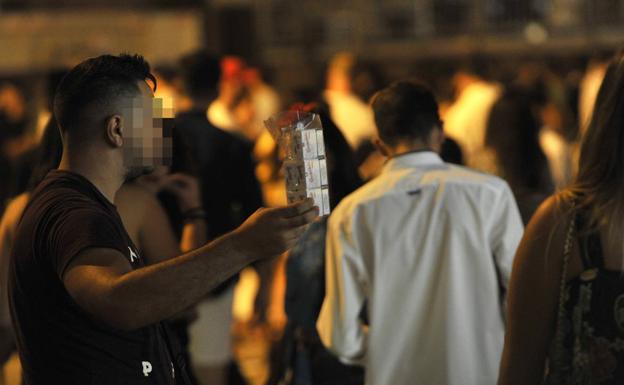 El estanco del Real de la Feria reduce la venta ilegal de tabaco aunque no la hace desaparecer