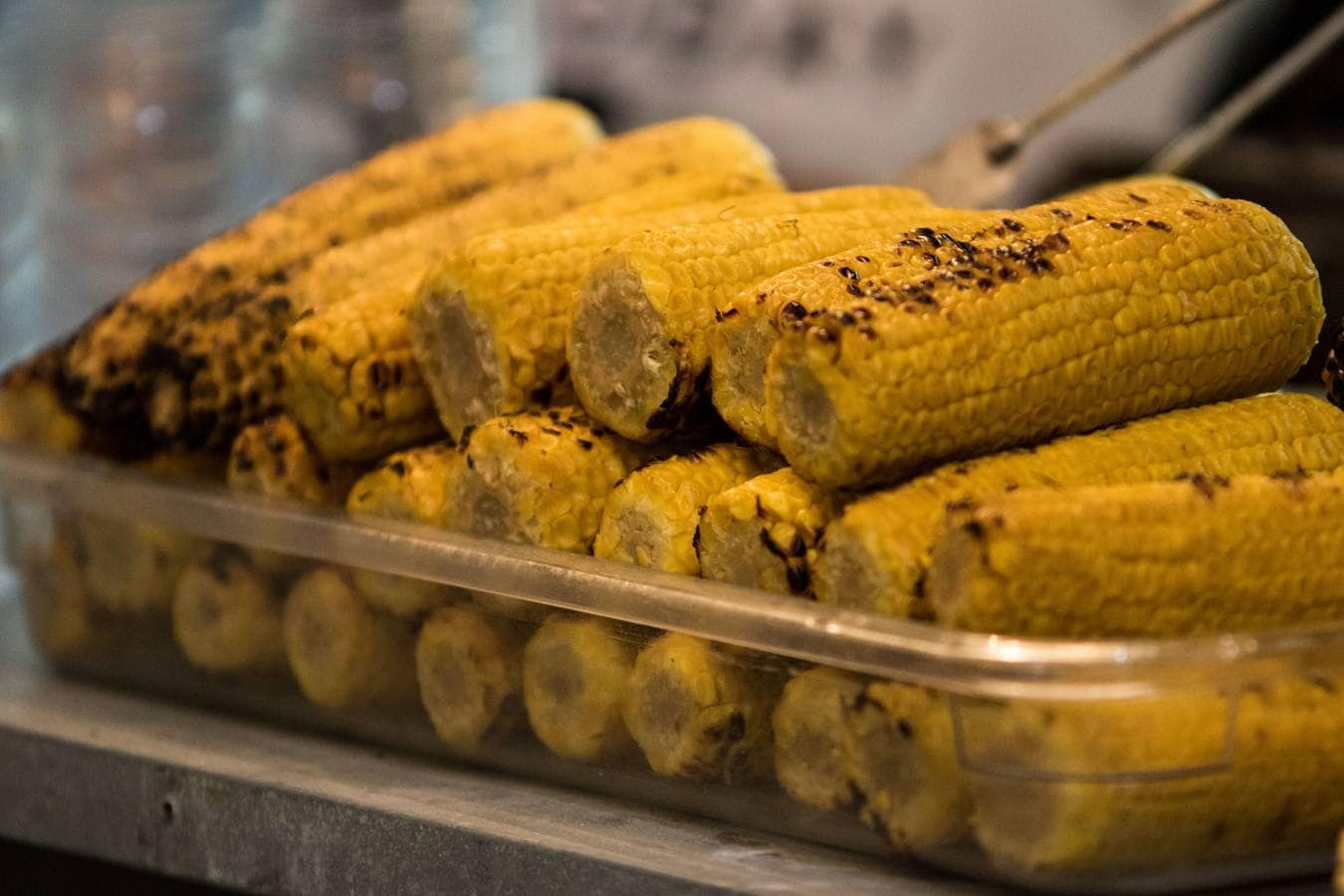 Quizá uno de los aperitivos más típicos del Real: las mazorcas de maíz. Un poco de mantequilla, vuelta y vuelta en la plancha y ¡a comer!