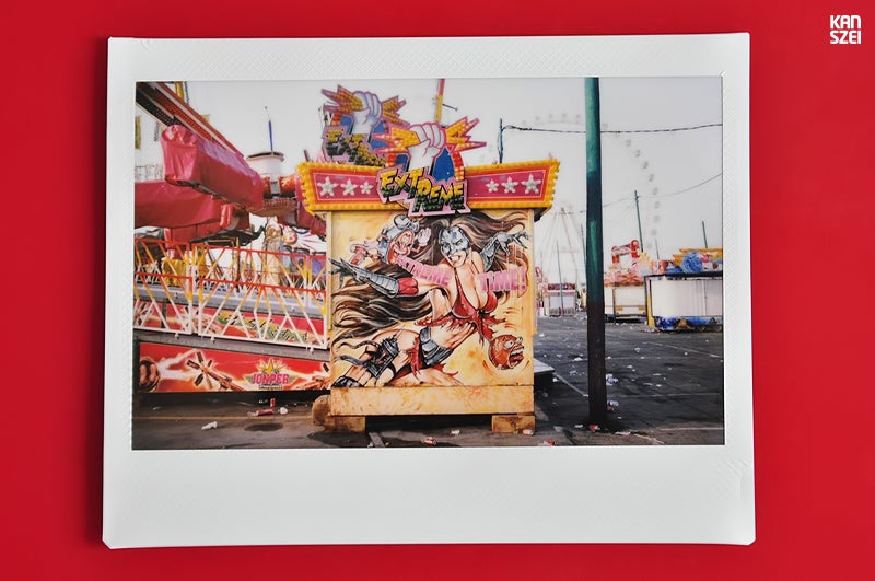 «En 2012 he vestido de analógico el proyecto y he usado una Fuji Instax 100 para hacer las fotografías. En total se tomaron 20 instantáneas de las que seleccioné 18 para Fair The Awakening. Juntas forman una serie monográfica en la que se muestran cabinas de las atracciones de la Feria de Málaga de ese mismo año».