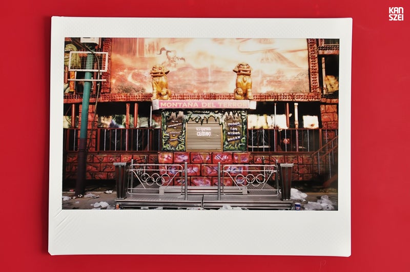 «En 2012 he vestido de analógico el proyecto y he usado una Fuji Instax 100 para hacer las fotografías. En total se tomaron 20 instantáneas de las que seleccioné 18 para Fair The Awakening. Juntas forman una serie monográfica en la que se muestran cabinas de las atracciones de la Feria de Málaga de ese mismo año».