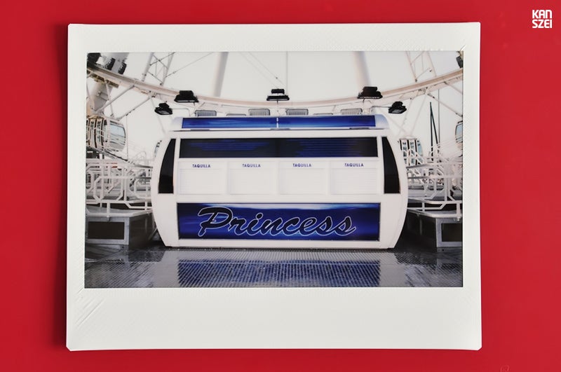 «En 2012 he vestido de analógico el proyecto y he usado una Fuji Instax 100 para hacer las fotografías. En total se tomaron 20 instantáneas de las que seleccioné 18 para Fair The Awakening. Juntas forman una serie monográfica en la que se muestran cabinas de las atracciones de la Feria de Málaga de ese mismo año».