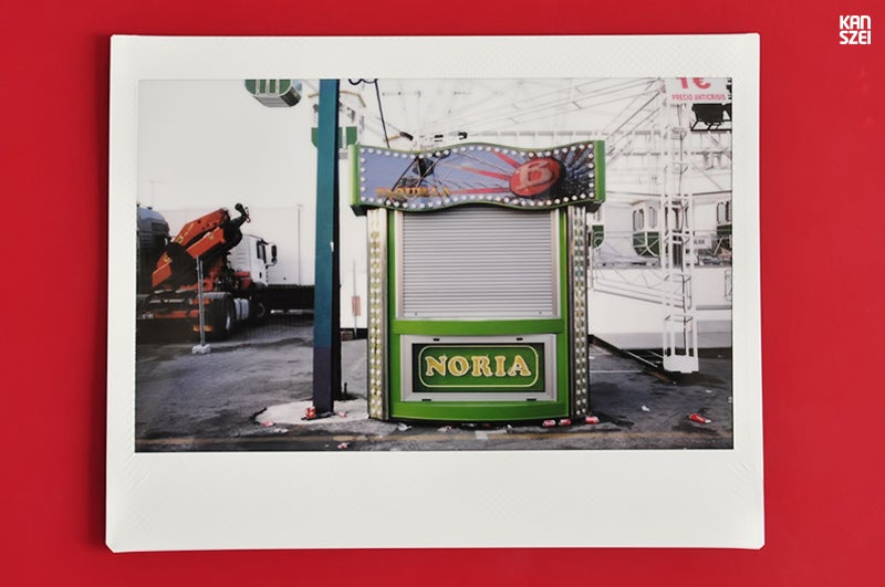 «En 2012 he vestido de analógico el proyecto y he usado una Fuji Instax 100 para hacer las fotografías. En total se tomaron 20 instantáneas de las que seleccioné 18 para Fair The Awakening. Juntas forman una serie monográfica en la que se muestran cabinas de las atracciones de la Feria de Málaga de ese mismo año».