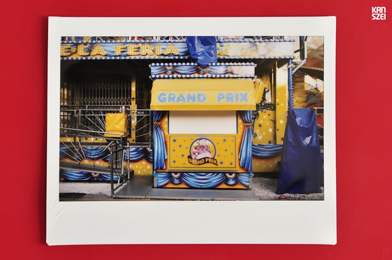 «En 2012 he vestido de analógico el proyecto y he usado una Fuji Instax 100 para hacer las fotografías. En total se tomaron 20 instantáneas de las que seleccioné 18 para Fair The Awakening. Juntas forman una serie monográfica en la que se muestran cabinas de las atracciones de la Feria de Málaga de ese mismo año».