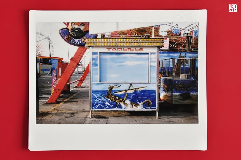 «En 2012 he vestido de analógico el proyecto y he usado una Fuji Instax 100 para hacer las fotografías. En total se tomaron 20 instantáneas de las que seleccioné 18 para Fair The Awakening. Juntas forman una serie monográfica en la que se muestran cabinas de las atracciones de la Feria de Málaga de ese mismo año».