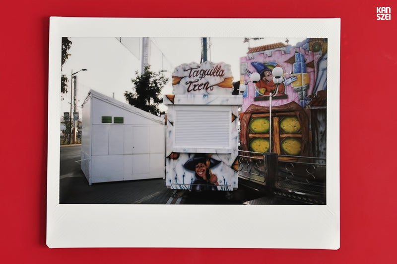 «En 2012 he vestido de analógico el proyecto y he usado una Fuji Instax 100 para hacer las fotografías. En total se tomaron 20 instantáneas de las que seleccioné 18 para Fair The Awakening. Juntas forman una serie monográfica en la que se muestran cabinas de las atracciones de la Feria de Málaga de ese mismo año».