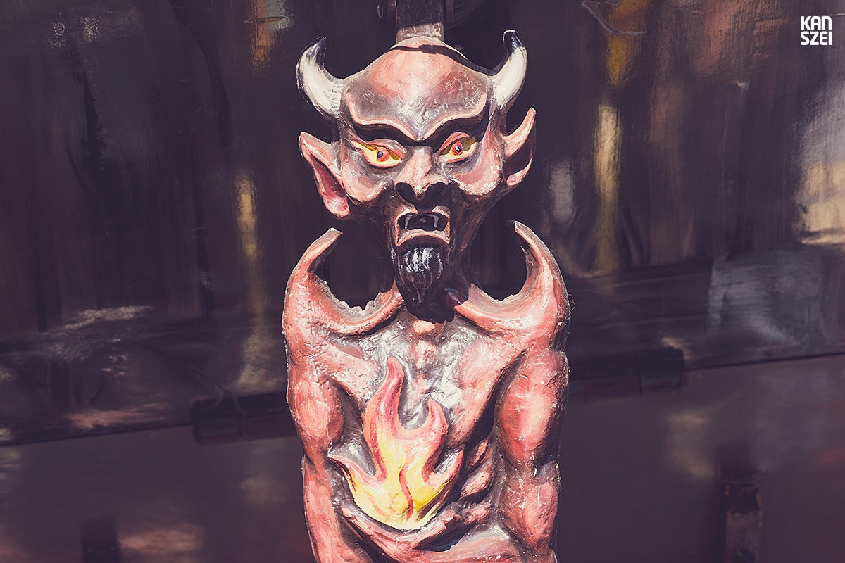 «Fauna y otras crituras podría llamarse el Fair: The Awakening de este año 2014. Una colección monográfica de peculiares animales y seres de fibra de vidrio, espectadores del desfile de personas que llenan nuestra feria. Al alba, sólo son pacientes guardianas de atracciones esperando que caiga la noche, para volverse animadas. Espero que os guste este zoo tan particular»