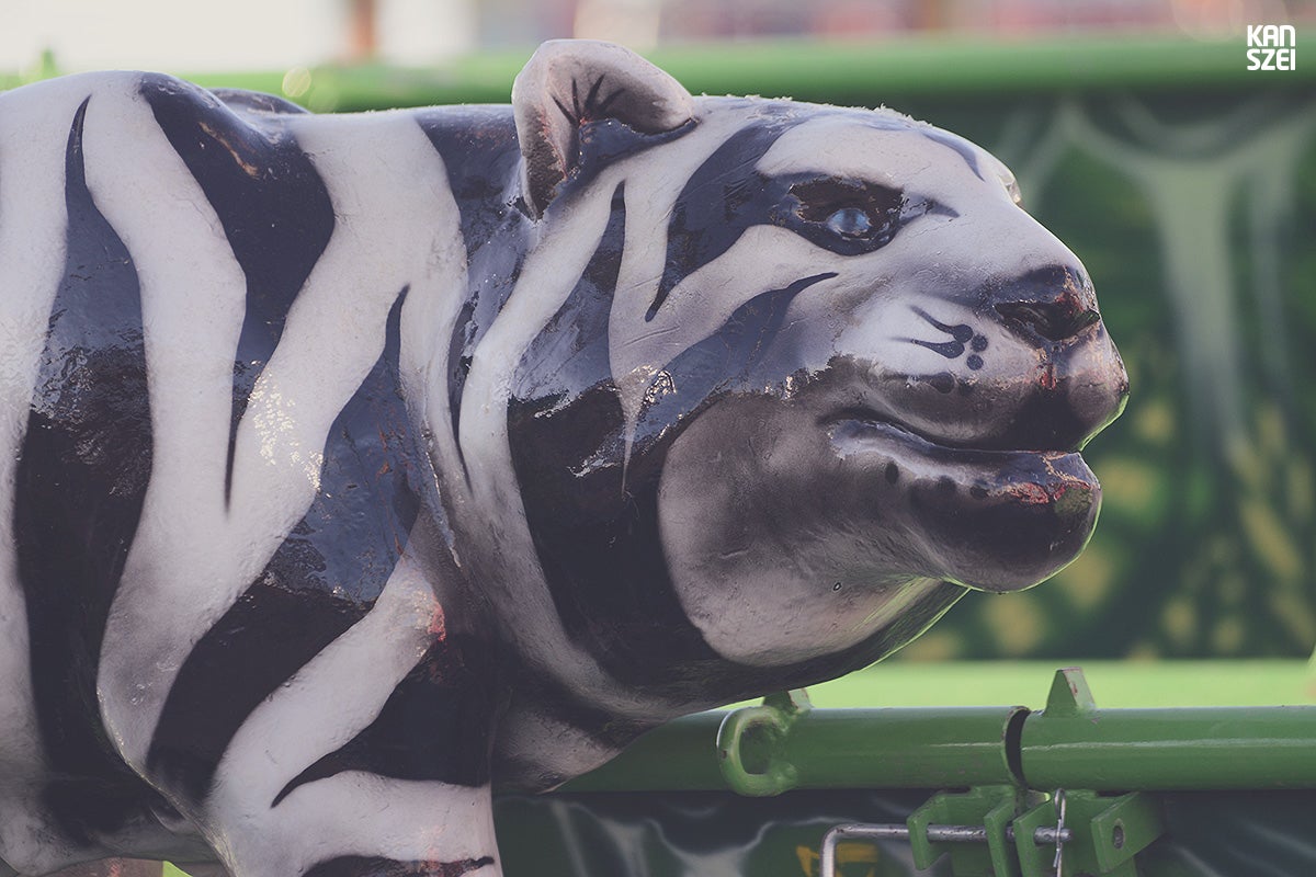 «Fauna y otras crituras podría llamarse el Fair: The Awakening de este año 2014. Una colección monográfica de peculiares animales y seres de fibra de vidrio, espectadores del desfile de personas que llenan nuestra feria. Al alba, sólo son pacientes guardianas de atracciones esperando que caiga la noche, para volverse animadas. Espero que os guste este zoo tan particular»