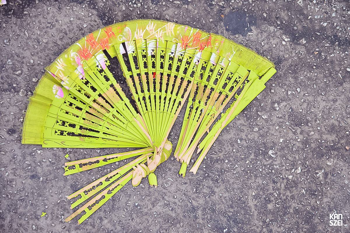 «A tus pies se llama este conjunto de fotografías que nos hacen inclinar la cabeza hacia abajo y dejar de mirar al cielo, las atracciones y el resto de cosas que se encuentran a simple vista. Una colección de objetivos perdidos, olvidados y/o desechados con una historia individual desconocida, perfecta para nutrir nuestra imaginación particular»