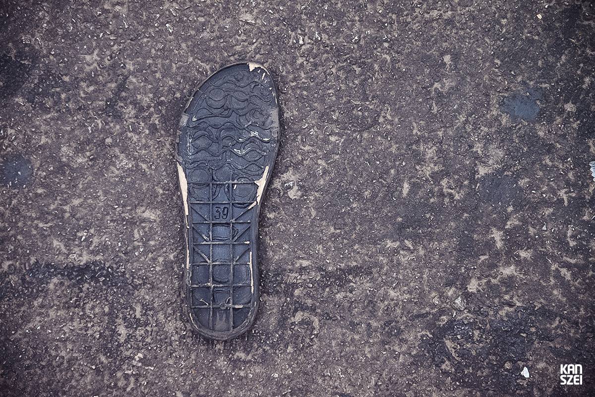 «A tus pies se llama este conjunto de fotografías que nos hacen inclinar la cabeza hacia abajo y dejar de mirar al cielo, las atracciones y el resto de cosas que se encuentran a simple vista. Una colección de objetivos perdidos, olvidados y/o desechados con una historia individual desconocida, perfecta para nutrir nuestra imaginación particular»