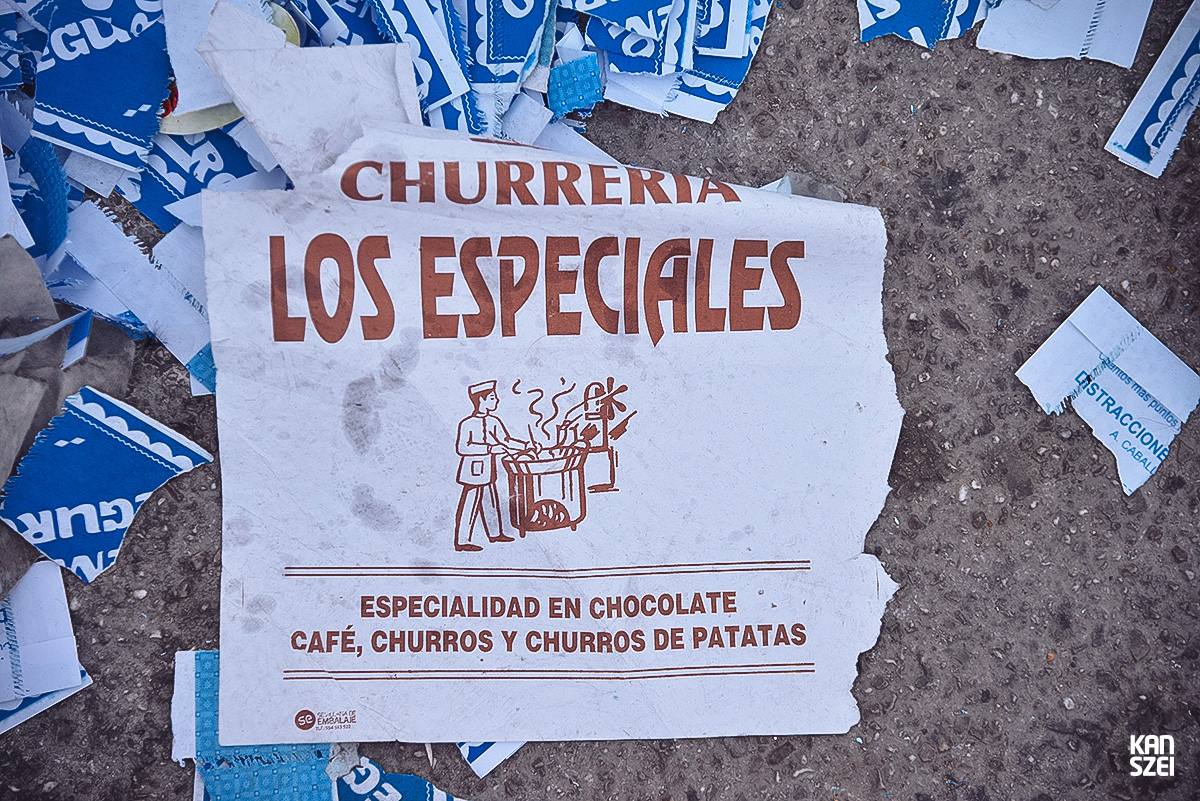 «A tus pies se llama este conjunto de fotografías que nos hacen inclinar la cabeza hacia abajo y dejar de mirar al cielo, las atracciones y el resto de cosas que se encuentran a simple vista. Una colección de objetivos perdidos, olvidados y/o desechados con una historia individual desconocida, perfecta para nutrir nuestra imaginación particular»