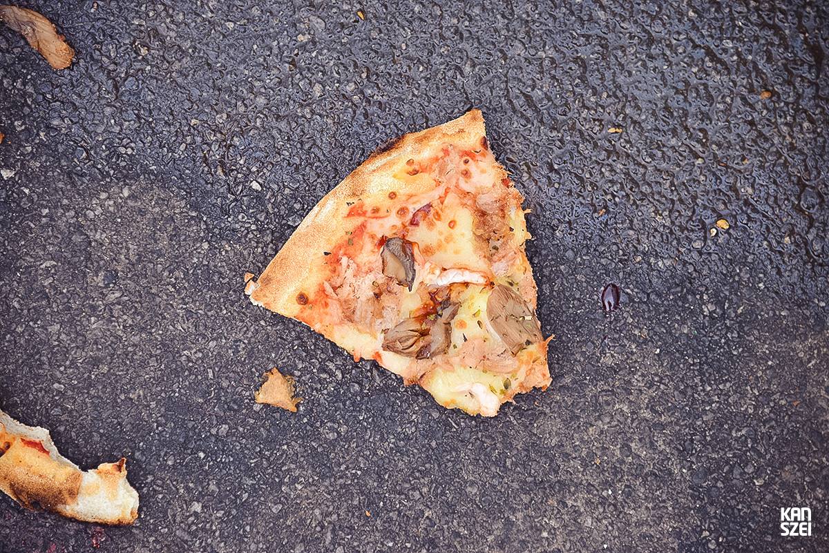 «A tus pies se llama este conjunto de fotografías que nos hacen inclinar la cabeza hacia abajo y dejar de mirar al cielo, las atracciones y el resto de cosas que se encuentran a simple vista. Una colección de objetivos perdidos, olvidados y/o desechados con una historia individual desconocida, perfecta para nutrir nuestra imaginación particular»