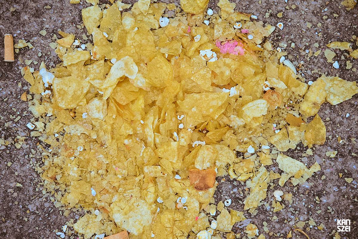 «A tus pies se llama este conjunto de fotografías que nos hacen inclinar la cabeza hacia abajo y dejar de mirar al cielo, las atracciones y el resto de cosas que se encuentran a simple vista. Una colección de objetivos perdidos, olvidados y/o desechados con una historia individual desconocida, perfecta para nutrir nuestra imaginación particular»