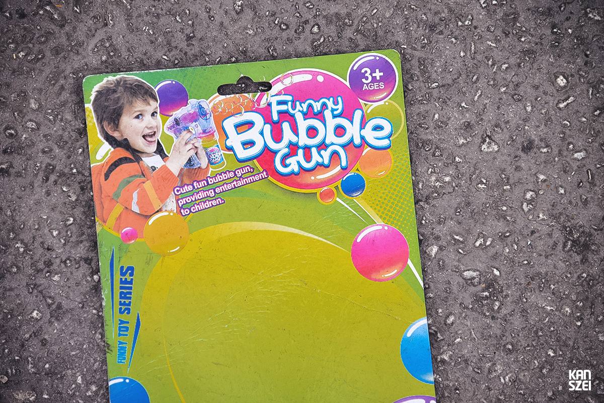 «A tus pies se llama este conjunto de fotografías que nos hacen inclinar la cabeza hacia abajo y dejar de mirar al cielo, las atracciones y el resto de cosas que se encuentran a simple vista. Una colección de objetivos perdidos, olvidados y/o desechados con una historia individual desconocida, perfecta para nutrir nuestra imaginación particular»