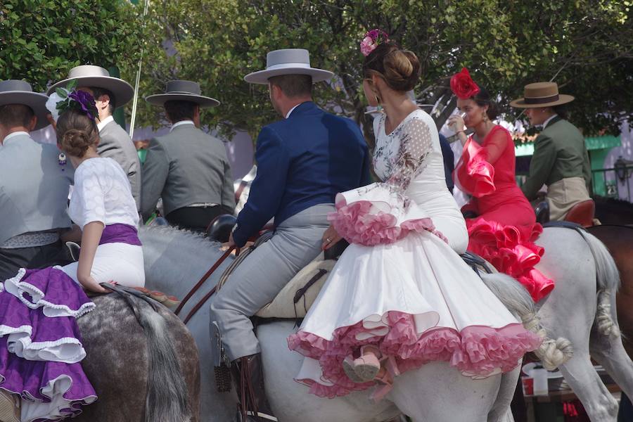 El día en el Real del Cortijo de Torres se caracteriza por los paseos de los caballos y los carruajes por las principales calles del recinto.