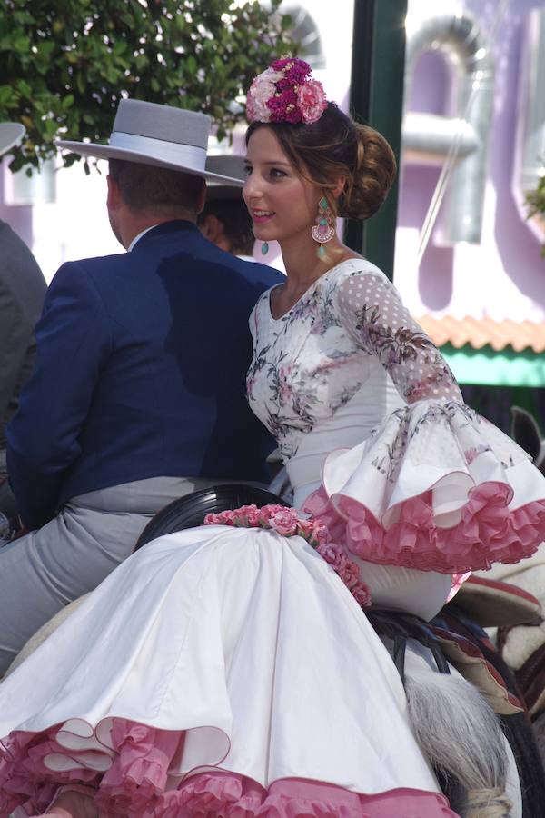 El día en el Real del Cortijo de Torres se caracteriza por los paseos de los caballos y los carruajes por las principales calles del recinto.