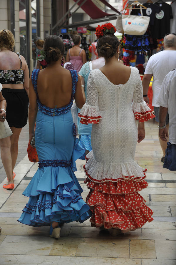 La Feria del Centro no cesa y numerosos grupos animan musicalmente las principales vías de la zona en este miércoles.