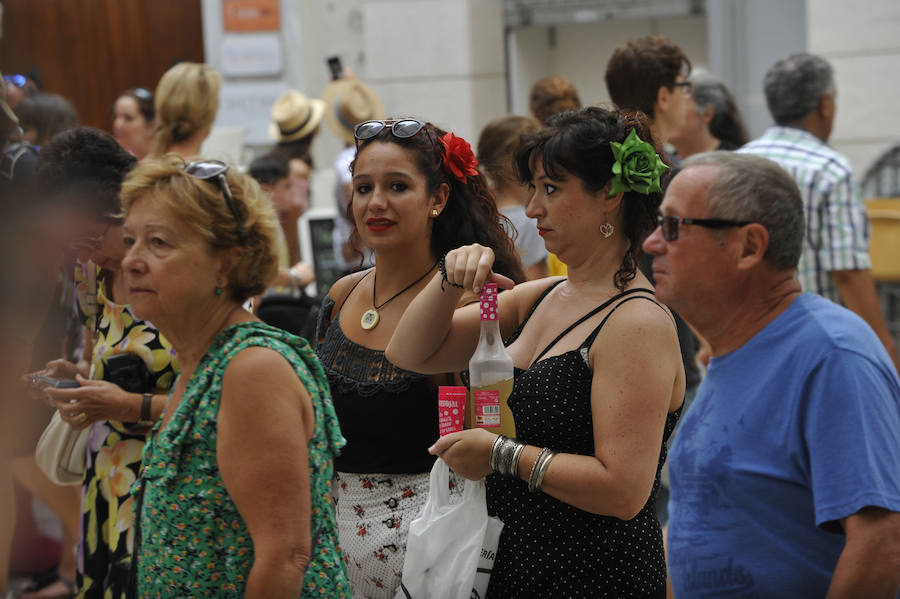 La Feria del Centro no cesa y numerosos grupos animan musicalmente las principales vías de la zona en este miércoles.