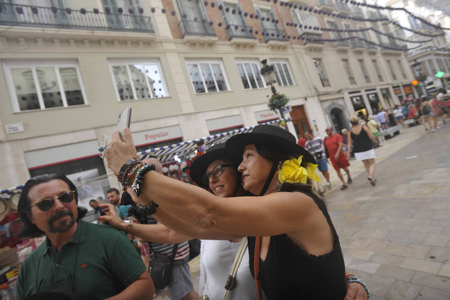 La Feria del Centro no cesa y numerosos grupos animan musicalmente las principales vías de la zona en este miércoles.