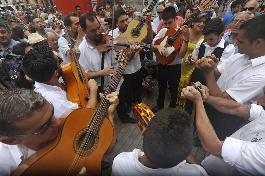 La Feria del Centro no cesa y numerosos grupos animan musicalmente las principales vías de la zona en este miércoles.