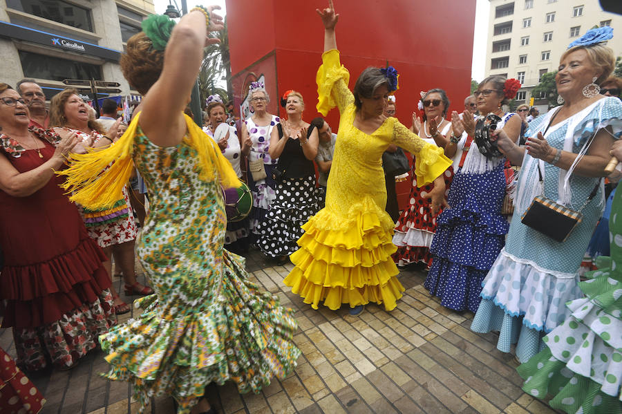 La Feria del Centro no cesa y numerosos grupos animan musicalmente las principales vías de la zona en este miércoles.