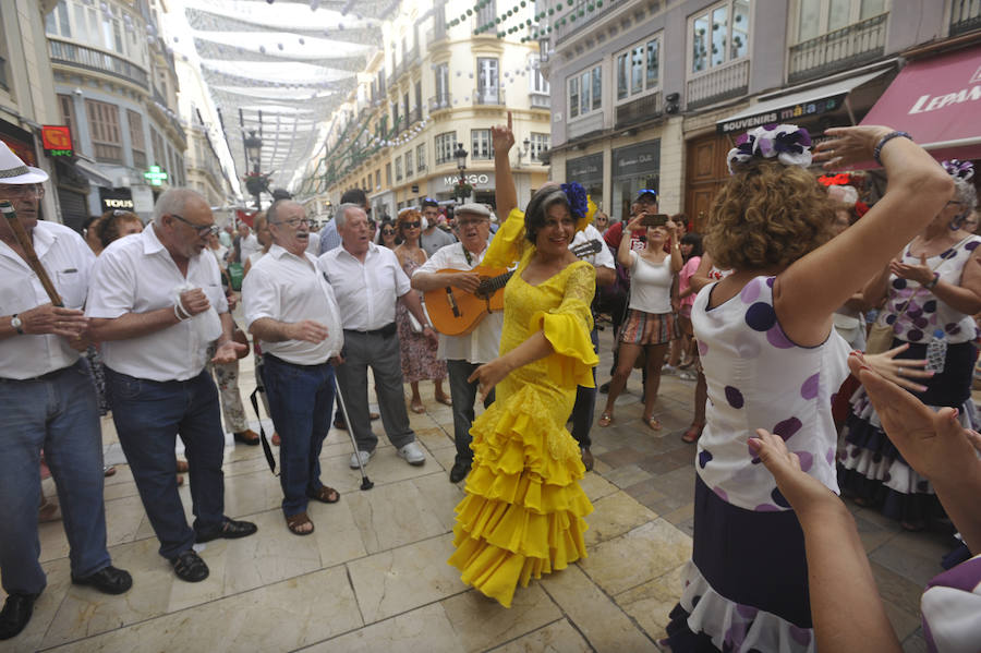 La Feria del Centro no cesa y numerosos grupos animan musicalmente las principales vías de la zona en este miércoles.