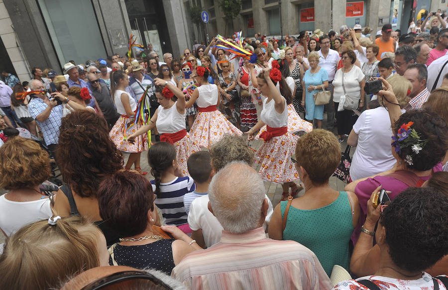 La Feria del Centro no cesa y numerosos grupos animan musicalmente las principales vías de la zona en este miércoles.