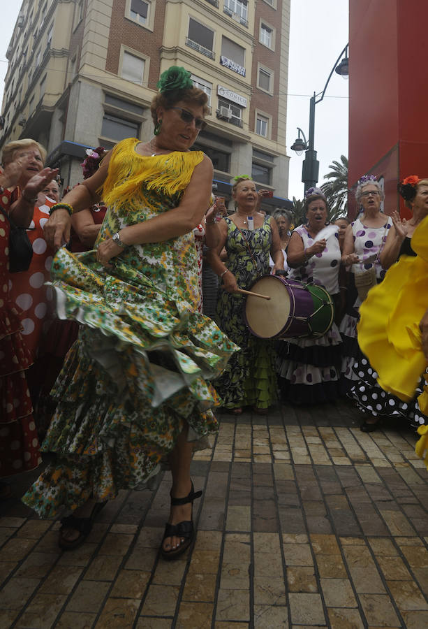 La Feria del Centro no cesa y numerosos grupos animan musicalmente las principales vías de la zona en este miércoles.