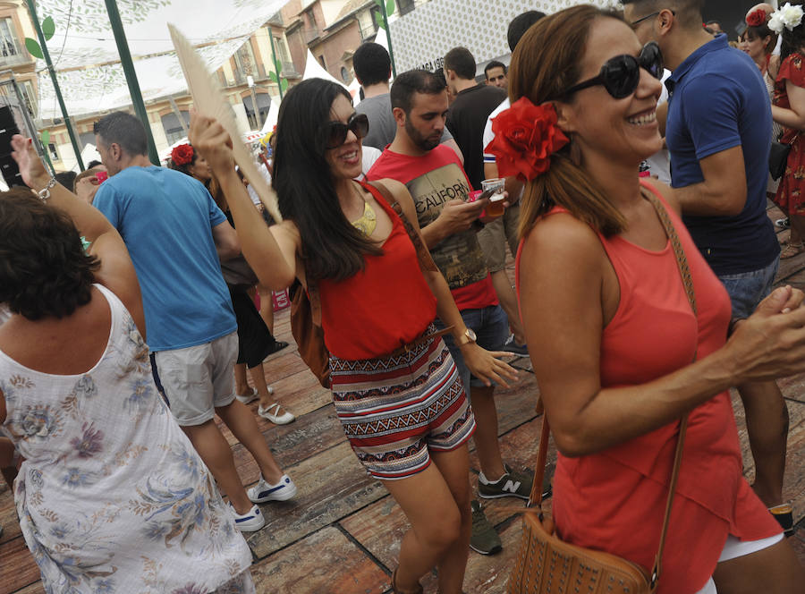 La Feria del Centro no cesa y numerosos grupos animan musicalmente las principales vías de la zona en este miércoles.