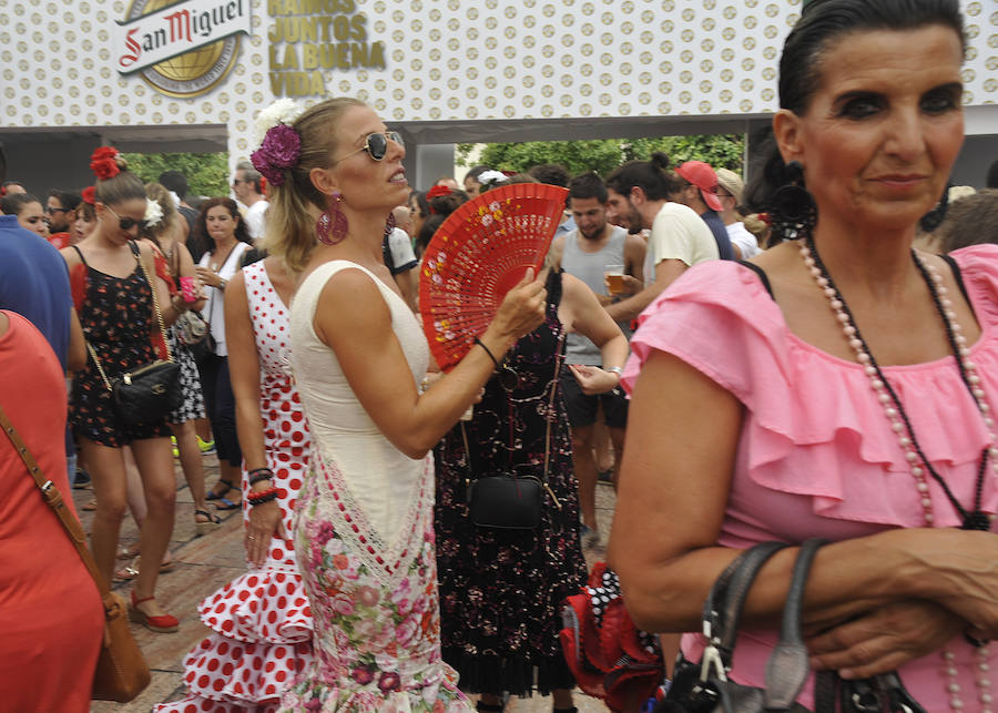 La Feria del Centro no cesa y numerosos grupos animan musicalmente las principales vías de la zona en este miércoles.