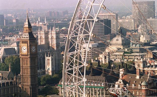 El Big Ben, junto a la noria del London Eye.