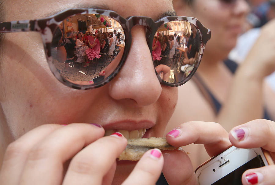 La fiesta no cesa en las principales calles del Centro de Málaga este jueves de Feria. 
