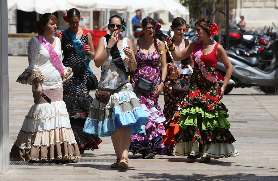 La fiesta no cesa en las principales calles del Centro de Málaga este jueves de Feria. 