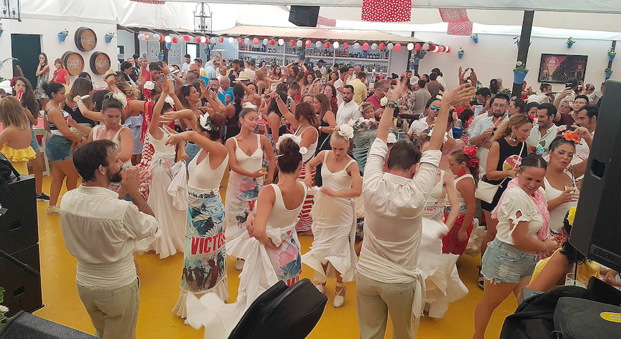 La fiesta no cesa en las principales calles del Centro de Málaga este jueves de Feria. 