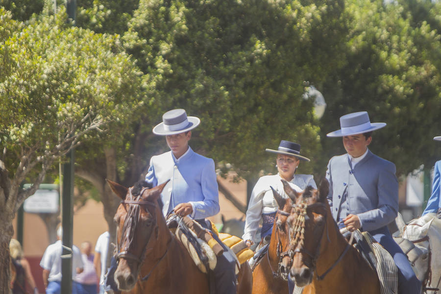 Los caballos siguen protagonizando las imágenes de este jueves en el Real del Cortijo de Torres.