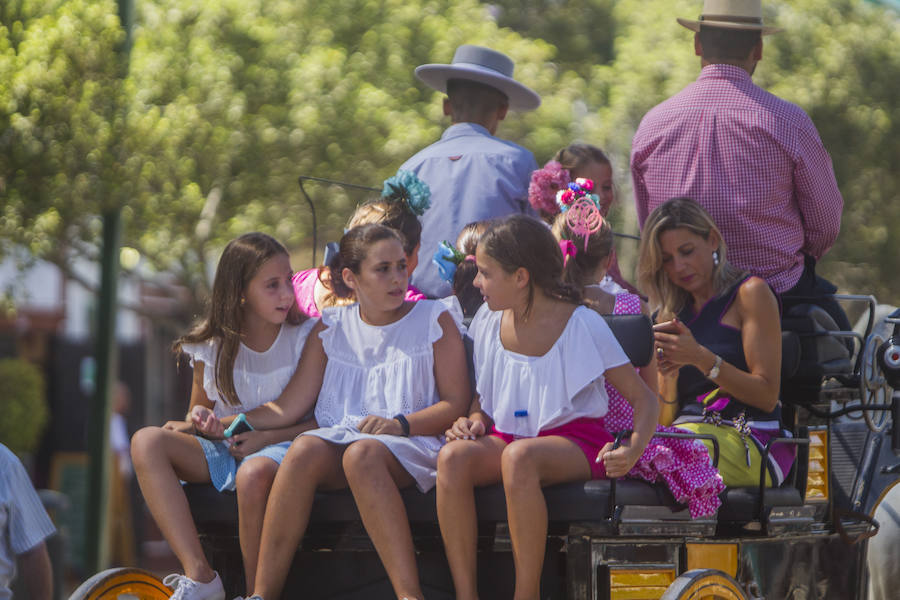 Los caballos siguen protagonizando las imágenes de este jueves en el Real del Cortijo de Torres.