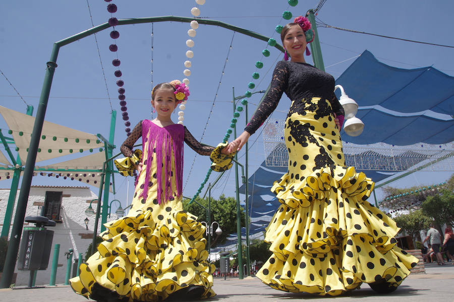 Numerosos malagueños y visitantes no han perdido la oportunidad de acudir al Cortijo de Torres, que ya se prepara para los últimos días de la Feria de Málaga.
