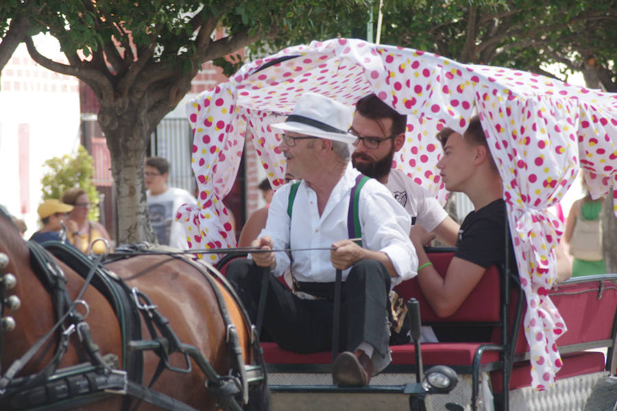 Numerosos malagueños y visitantes no han perdido la oportunidad de acudir al Cortijo de Torres, que ya se prepara para los últimos días de la Feria de Málaga.