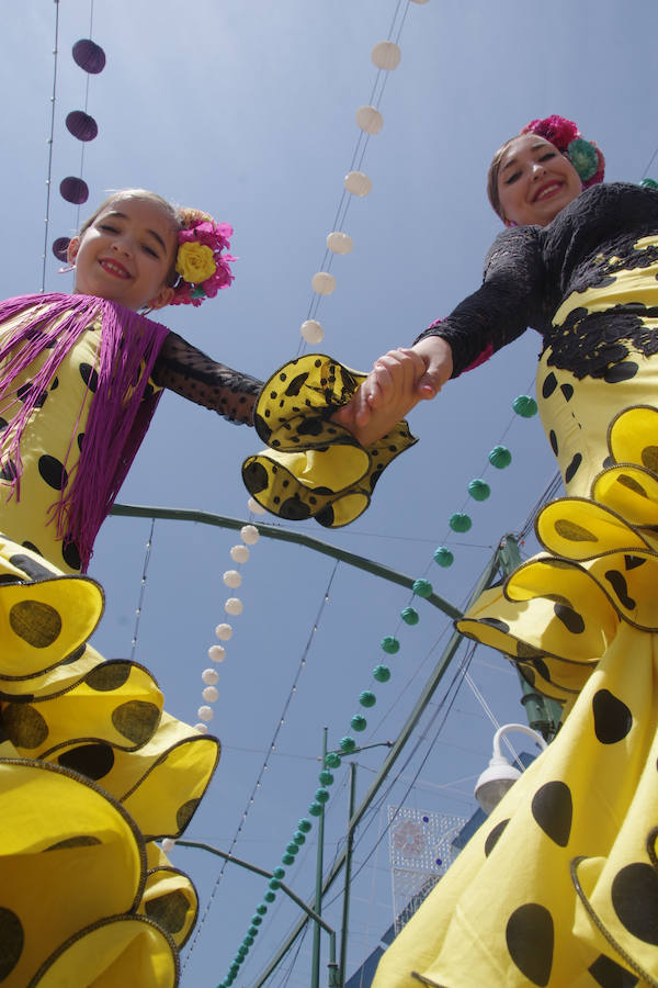 Numerosos malagueños y visitantes no han perdido la oportunidad de acudir al Cortijo de Torres, que ya se prepara para los últimos días de la Feria de Málaga.