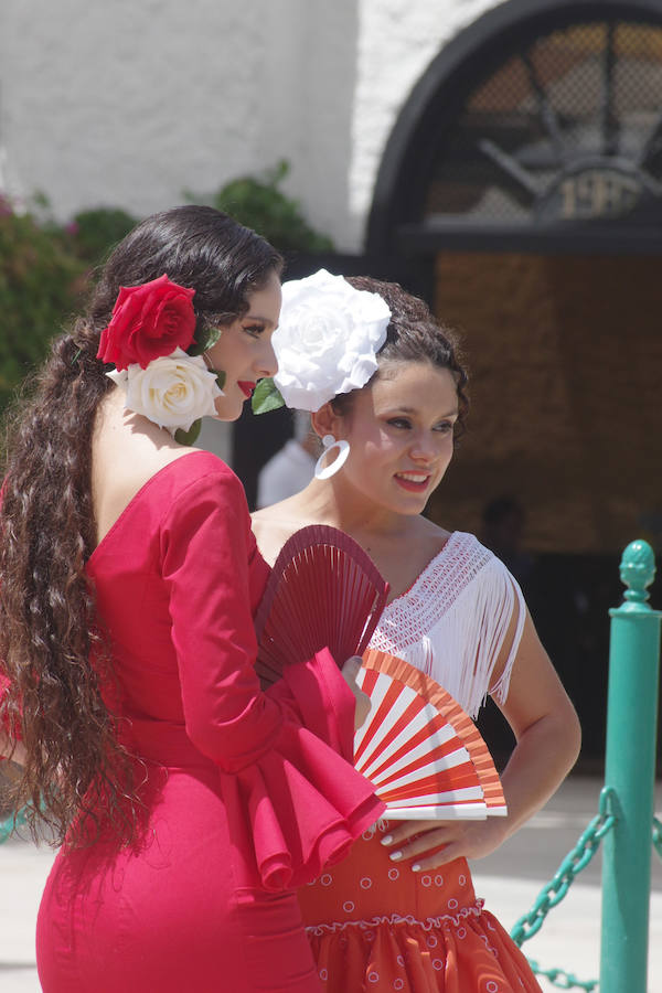 Numerosos malagueños y visitantes no han perdido la oportunidad de acudir al Cortijo de Torres, que ya se prepara para los últimos días de la Feria de Málaga.