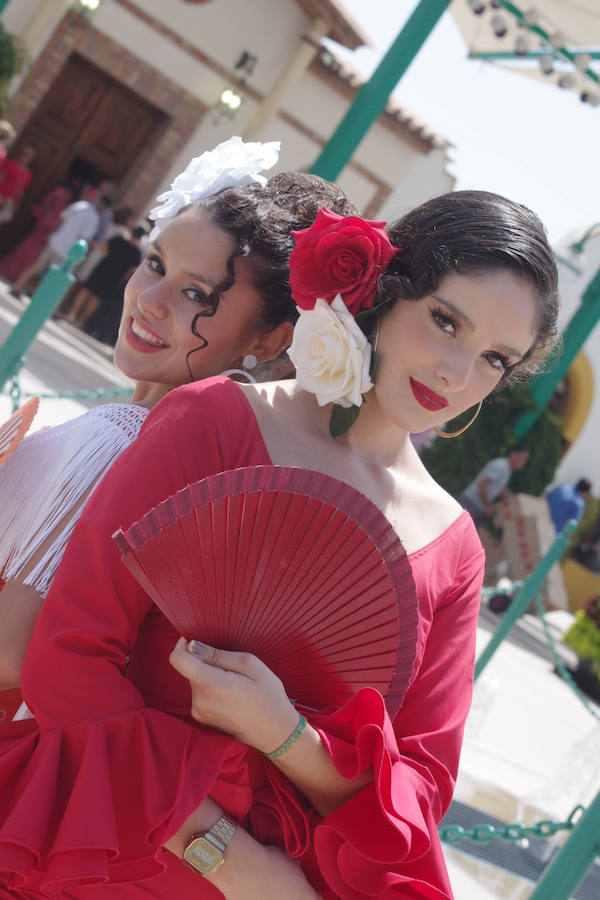 Numerosos malagueños y visitantes no han perdido la oportunidad de acudir al Cortijo de Torres, que ya se prepara para los últimos días de la Feria de Málaga.