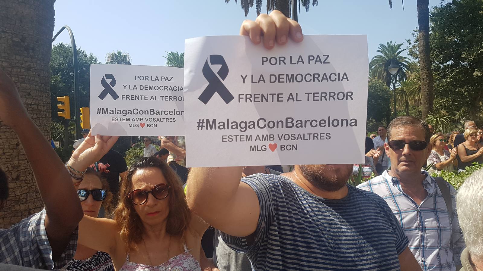Miles de personas se han congregado en toda la provincia en distintas sedes de administraciones, asociaciones e instituciones para mostrar su solidaridad con las víctimas y la repulsa a los atentados de Cataluña. 