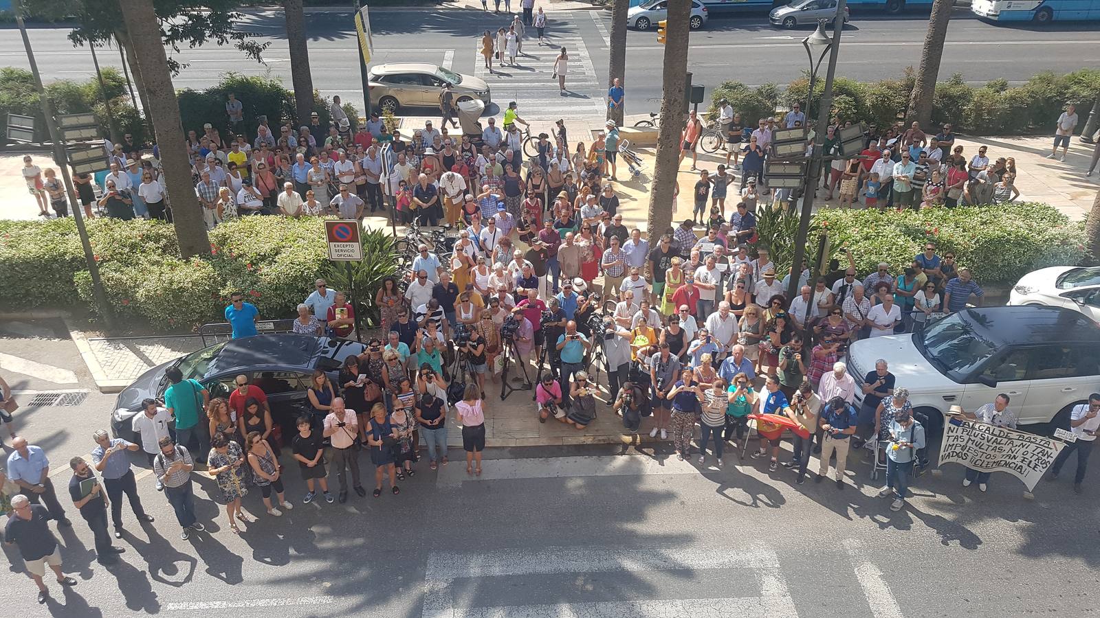 Ciudadanos frente al Ayuntamiento de Málaga en la concentración del mediodía.
