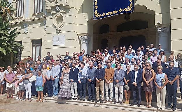 Autoridades en el Ayuntamiento de la capital.