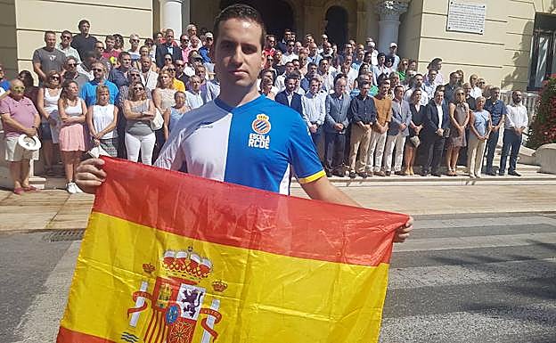 Asistentes a la concentración en el Ayuntamiento de la capital.