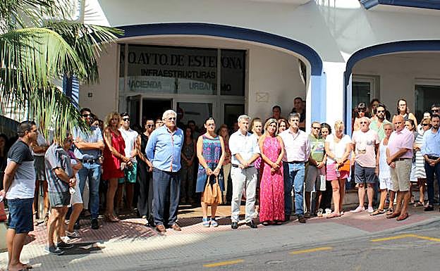  Minuto de silencio en el Ayuntamiento de Estepona. 